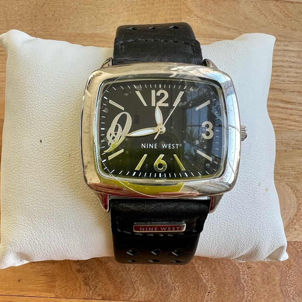 Nine West ladies rectangular black dial silver tone fashion watch NEW BATTERY